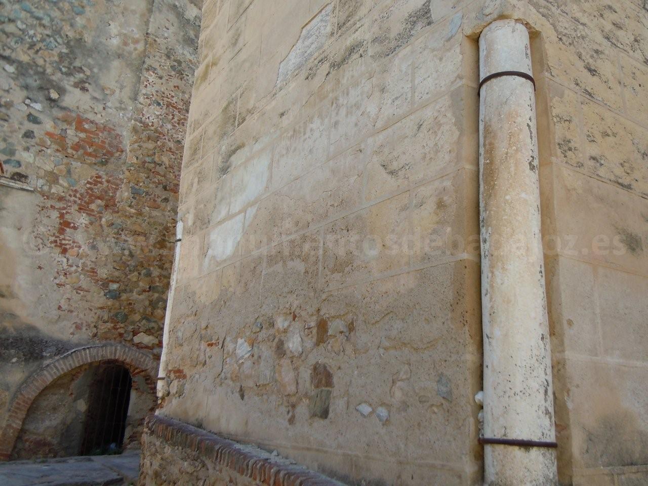 Restos visigodos en la base de la Torre de la Puerta del Capitel