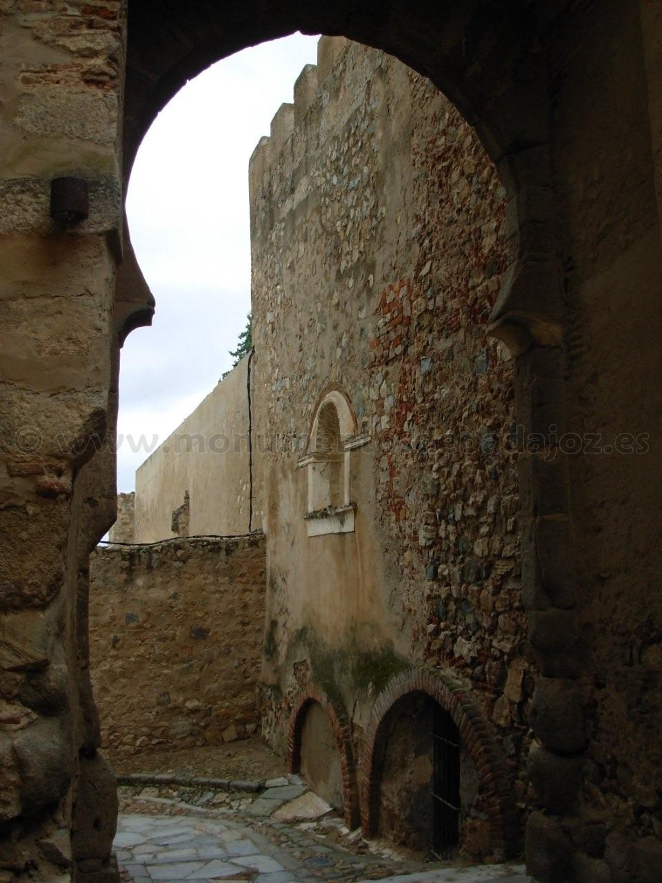 Vista interior de la Puerta del Capitel, Alcazaba de Badajoz