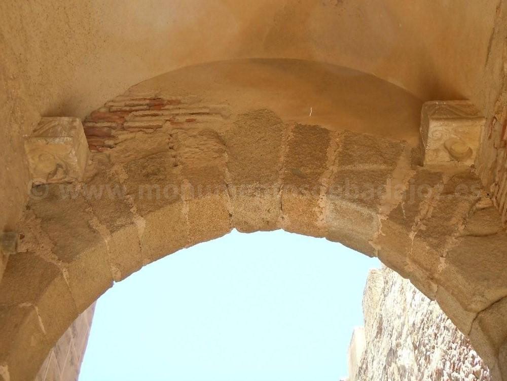 Piezas visigodas reaprovechadas en la Puerta del Capitel, Alcazaba de Badajoz