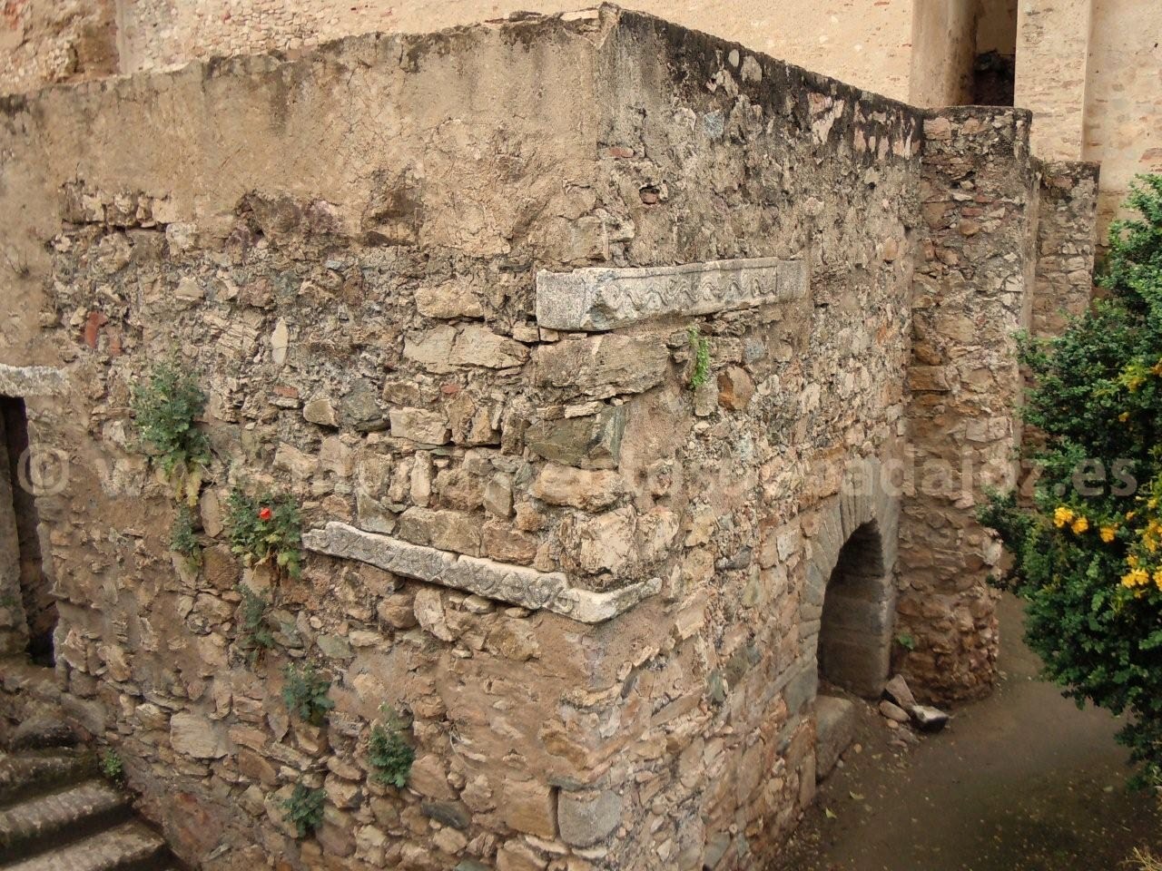 Frisos visigodos reaprovechados en la Torre Vieja, Alcazaba de Badajoz