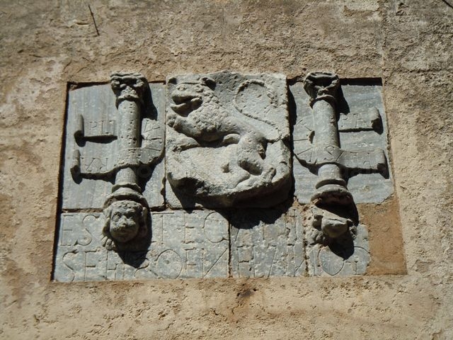 Escudo de Badajoz en La Galera