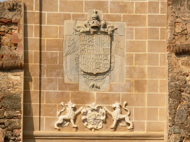 Escudos de Carlos V y del Conde de Montijo en la Puerta de Mérida, Badajoz