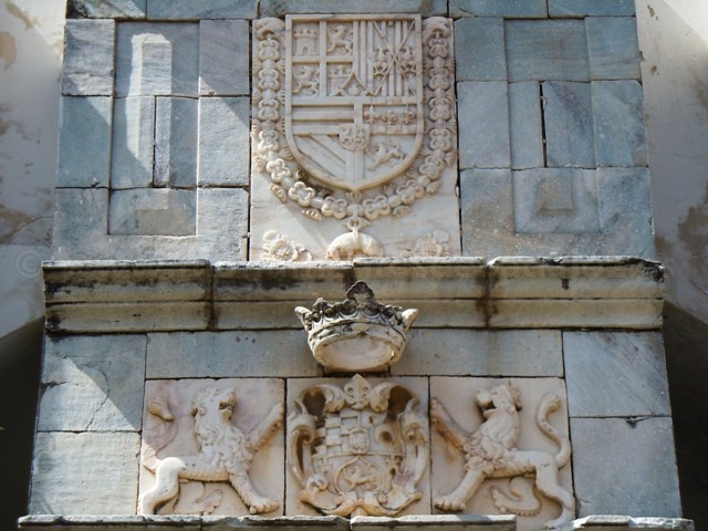 Escudos de Carlos II y del Conde de Montijo en la Puerta del Pilar, Badajoz