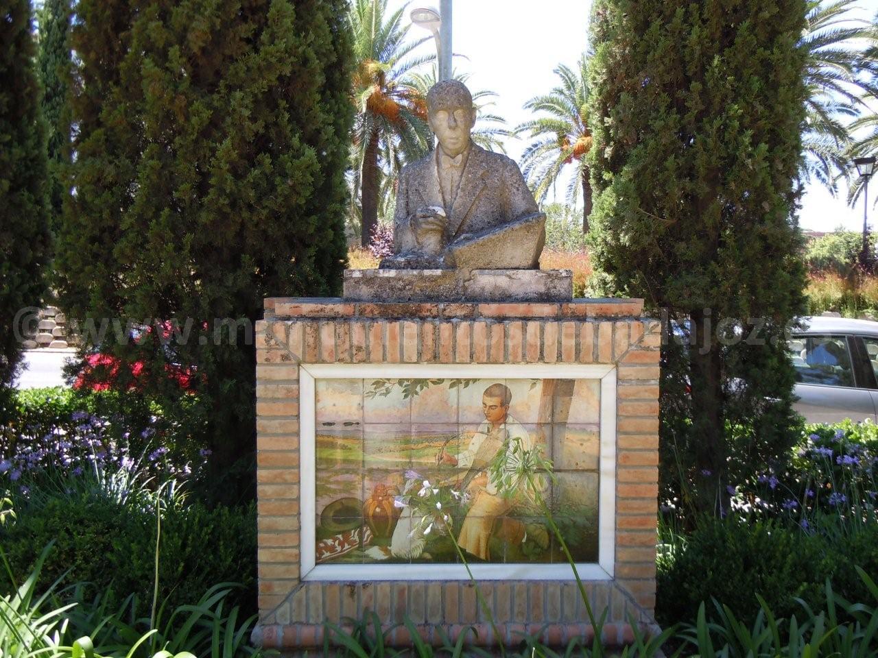 Monumento a Adelardo Covarsí, Badajoz
