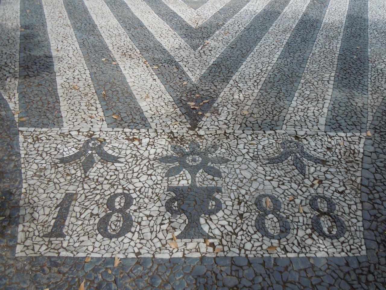 Pavimento portugués de mármol, Plaza de Cervantes (Badajoz)